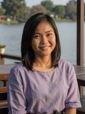Phyu Phyu, a 30-year-old Burmese woman from Meiktila at a lakeside cafe - Burmese women dating profile