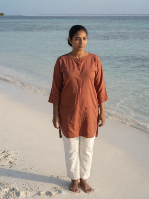 Nadhiya, a 29-year-old Maldivian woman from Thinadhoo on a white sand beach - Maldivian women dating profile