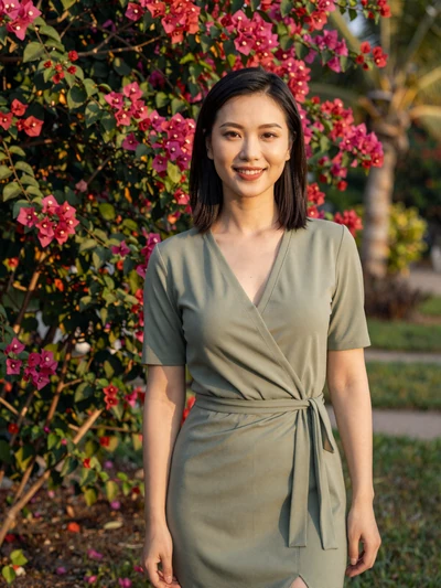 Chen Hui, a 31-year-old Chinese woman from Guangzhou in a tropical garden - Chinese women dating profile