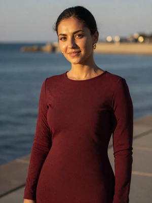 Jennet Nuriyeva, a 29-year-old Turkmen woman from Turkmenbashi at the Caspian waterfront - Turkmen women dating profile