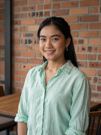 Vilayvone Thammavong, a 29-year-old Laotian woman from Pakse in a cozy coffee shop - Laotian women dating profile
